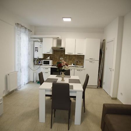 Lar Apartment Focsani Luaran gambar